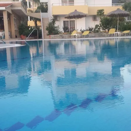 מלון דירות Summer Days 4*